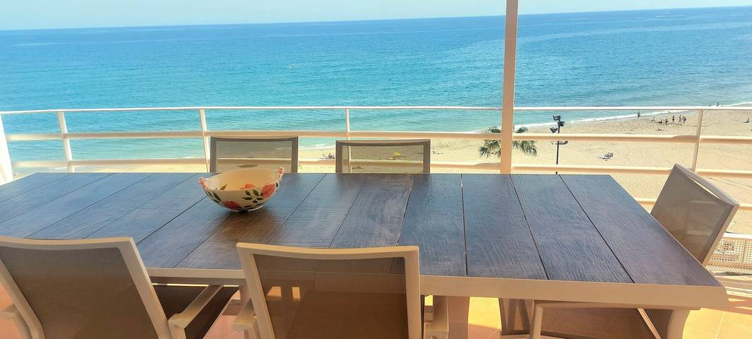 Hel lägenhet, Mediterranean Beach front Apartment: Large terrace, Air Conditioning, Wi-fi, Pool. in Torreblanca (Fuengirola), Fuengirola
