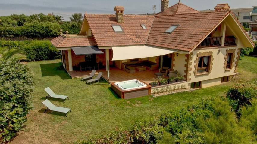 Chalet para 16 personas, con jardín además de piscina y vistas, Se admiten mascotas en Cantabria - 2