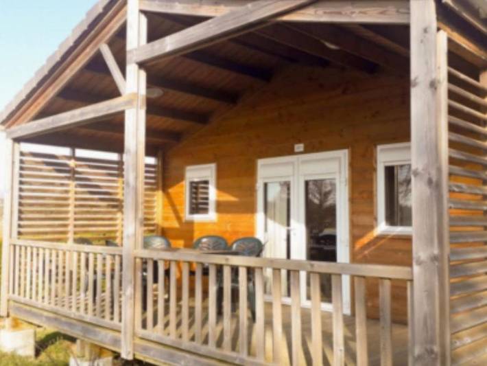 Camping pour 6 personnes, avec terrasse et piscine