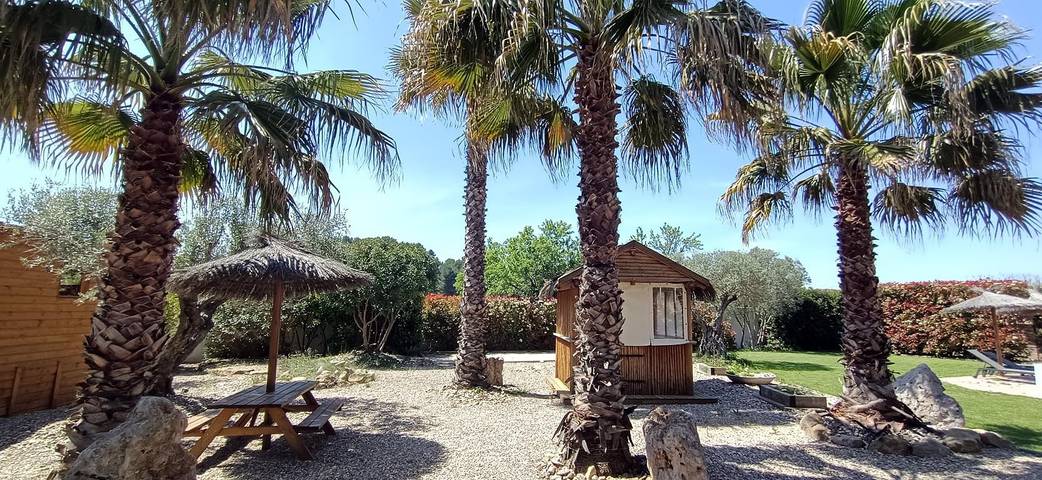 Chambre d’hôte pour 5 personnes, avec terrasse et jacuzzi ainsi que piscine et jardin