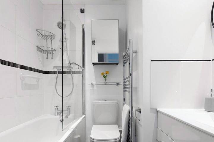 Guildford - Two Bedroom House with Garden in Guildford, Surrey