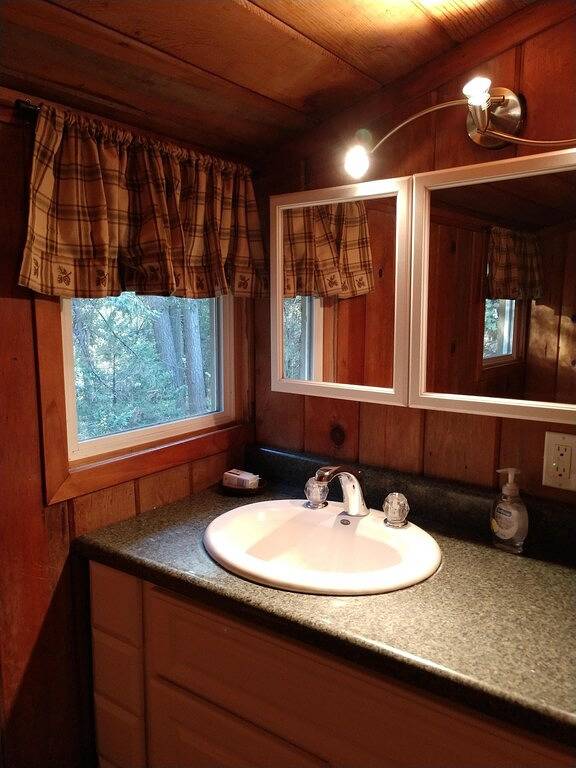 Hütte im Wald in der Nähe von Yosemite in Madera County