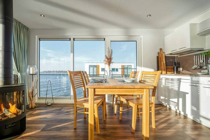 Casa flotante con chimenea en la bahía de Ahrenshoop in Ribnitz, Ribnitz-Damgarten