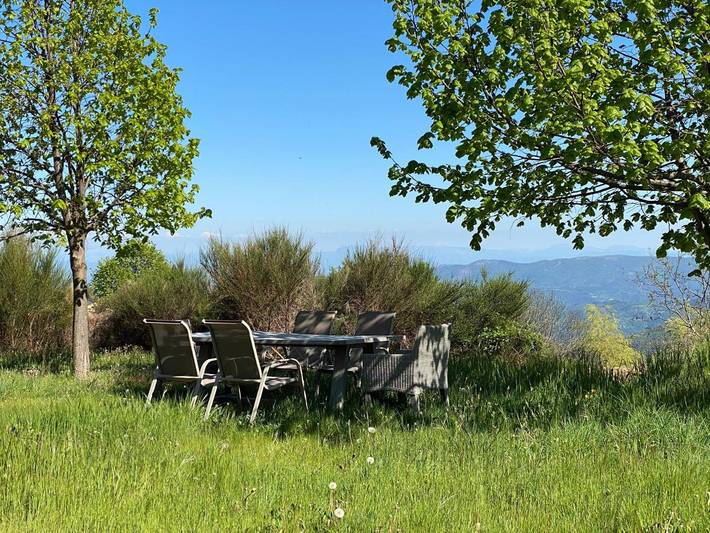Gîte pour 2 personnes, avec Jacuzzi ainsi que Jardin et Vue à Gluiras - 3