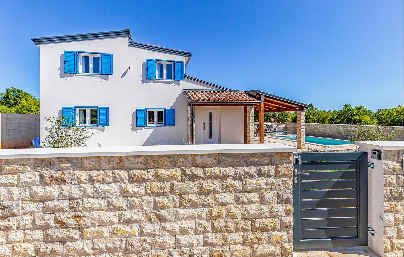 Apartamento espaçoso com piscina e terraço, a 2,5 km da costa in Marcana, Costa Sul de Istria