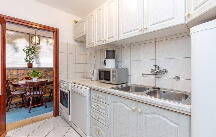 Ganze Ferienwohnung, Ferienwohnung mit Meerblick, Terrasse, WLAN und Parkplatz in der Nähe von Novi Vinodolski in Novi Vinodolski, Primorje-Gorski Kotar