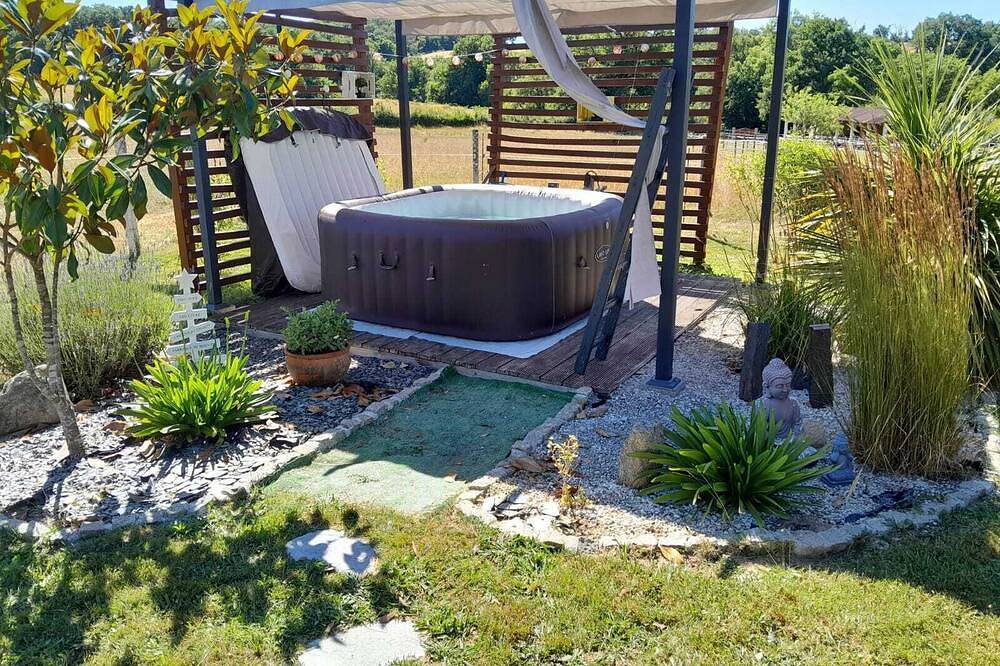Charming house in a peaceful setting with access to a pond opposite in Villebret, Montluçon region