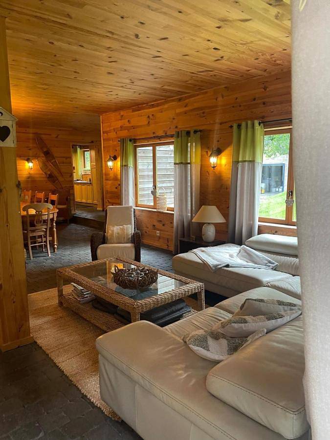 Gîte pour 9 personnes, avec jardin dans Nivezé