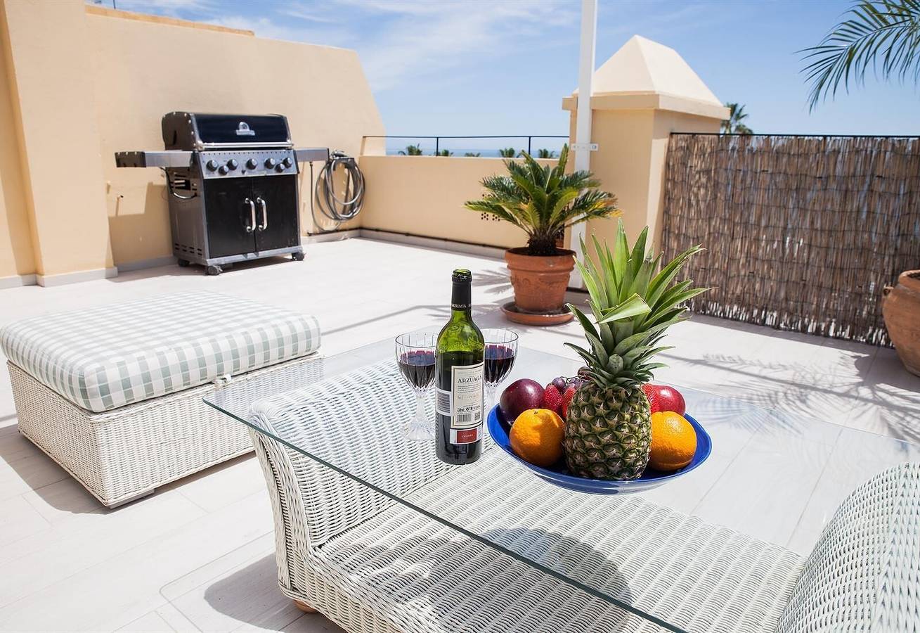 Spacious Sea View Penthouse with Sea View, Wi-Fi & Terrace in Playa El Bajondillo, Torremolinos