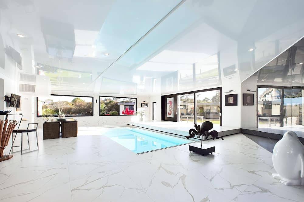 Villa Vue mer, 50 M plage , piscine int. privée 28°C ,  sauna, hammam , 2 spas in Le Diben, Plougasnou