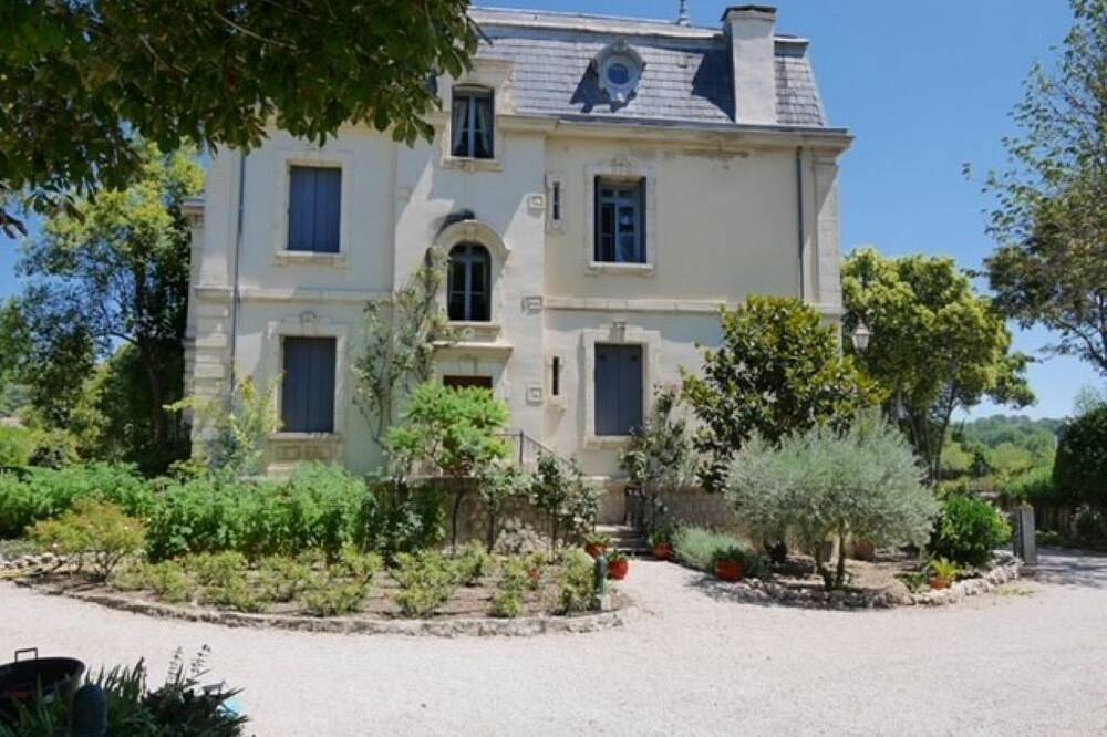 Apartamento entero, Apartment in a writer's house classified 2 stars in Sommières, Region de Nimes