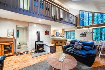 Log Cabin for 10 Guests in Glacier, North Cascades National Park, Picture 2