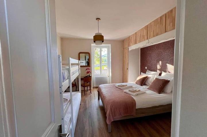 Location de vacances pour 12 personnes, avec jardin dans Davayé - 2