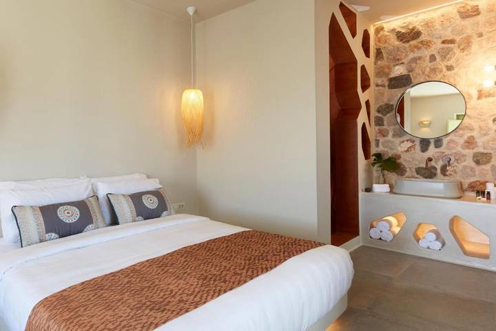 Chambre d’hôte pour 2 personnes, avec piscine ainsi que terrasse et vue, animaux acceptés à Santorin - 2