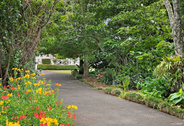 Holiday letting for 6 people, with garden and balcony as well as view in New Zealand