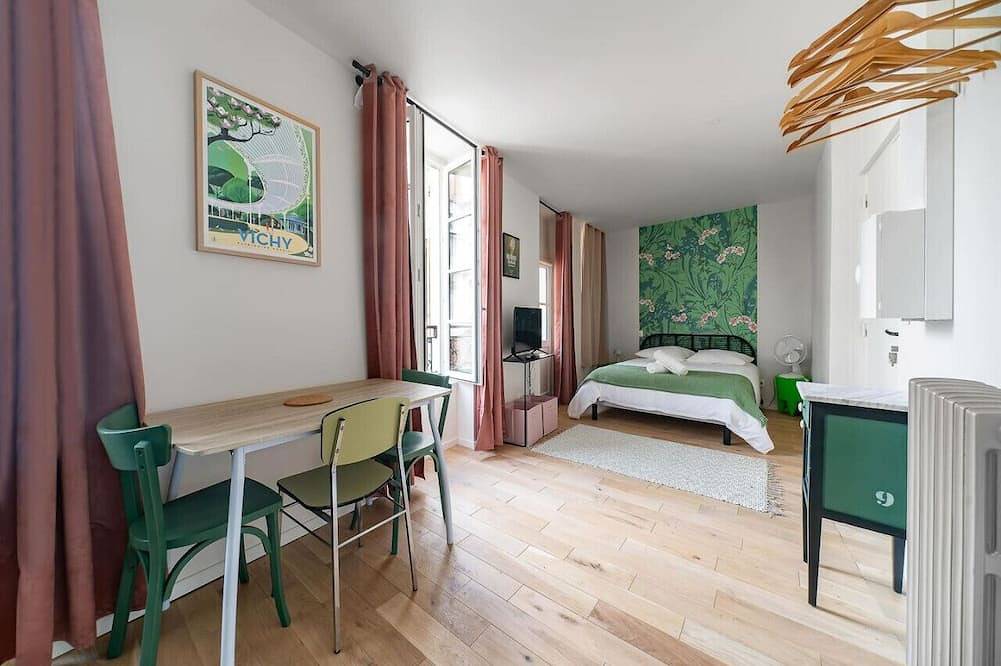 Entire apartment, Superbe studio climatisé dans immeuble classé in Vichy, Vichy region