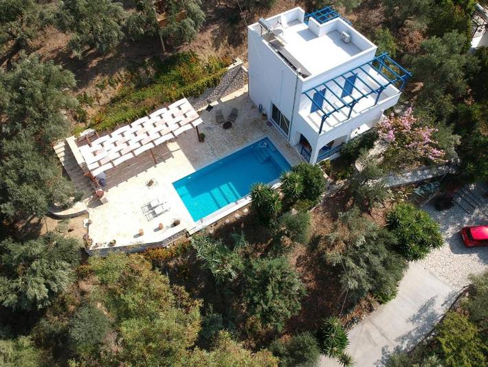 Location de vacances pour 5 personnes, avec jardin et piscine ainsi que vue sur le lac et vue dans Gialova - 2