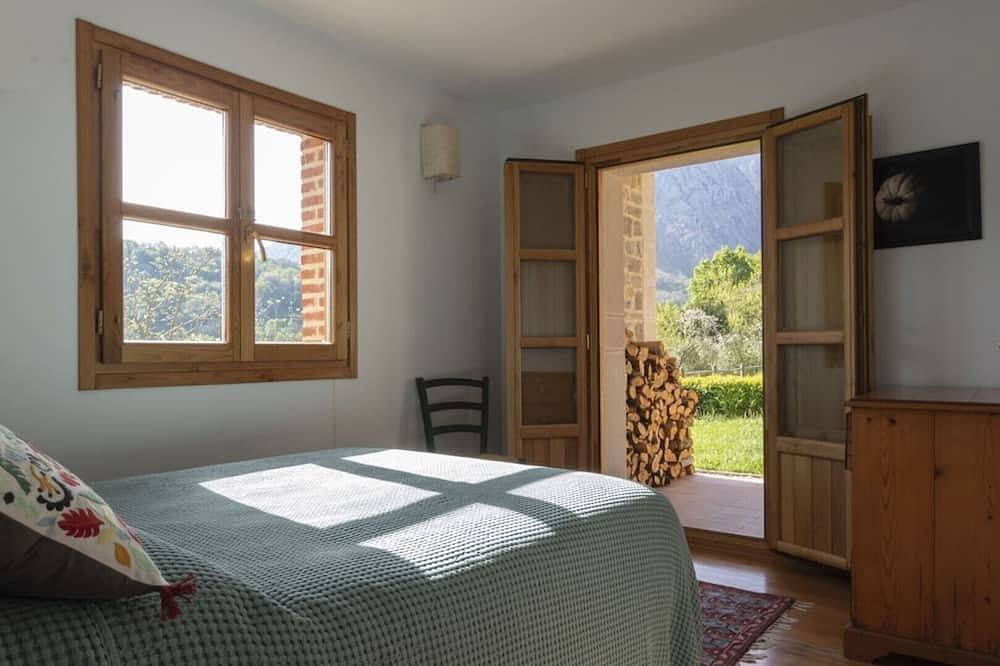 House in mountain location with amazing views. in Berodia, Cabrales