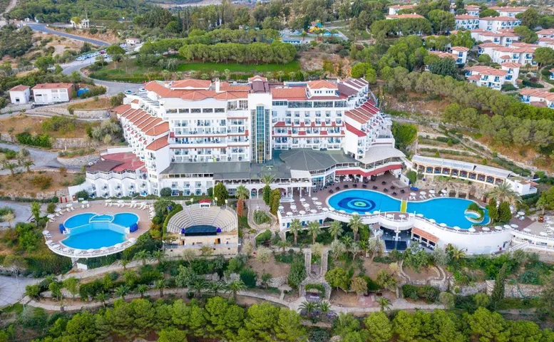 Resort para 5 personas, con jardín y sauna además de vistas y piscina - 1