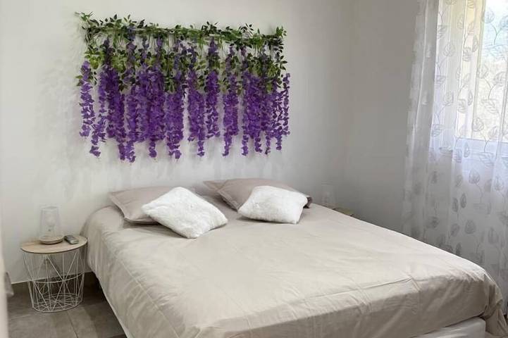 Mas de la Galinette \"Glycine\" in Biot, Côte méditerranéenne (France)