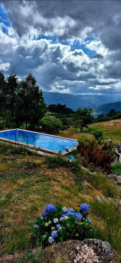 Location de vacances pour 4 personnes, avec piscine et vue ainsi que bassin pour enfant et jardin dans Castro Daire