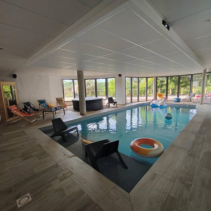 Gîte pour 6 personnes, avec Jacuzzi et Terrasse ainsi que Jardin et Piscine à Trébeurden