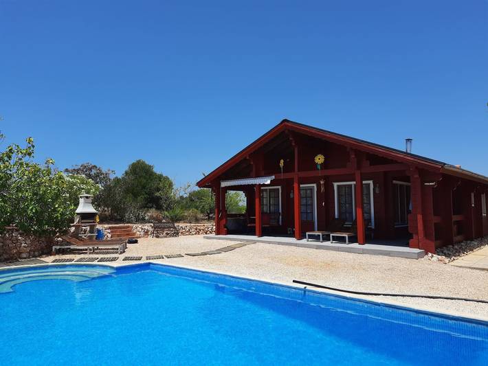 Ferienhaus für 4 Personen, mit Balkon und Terrasse sowie Garten und Pool