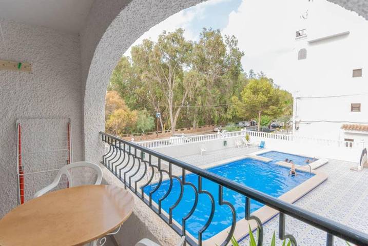Gîte pour 6 personnes, avec terrasse ainsi que piscine et vue dans Playa Flamenca - 4