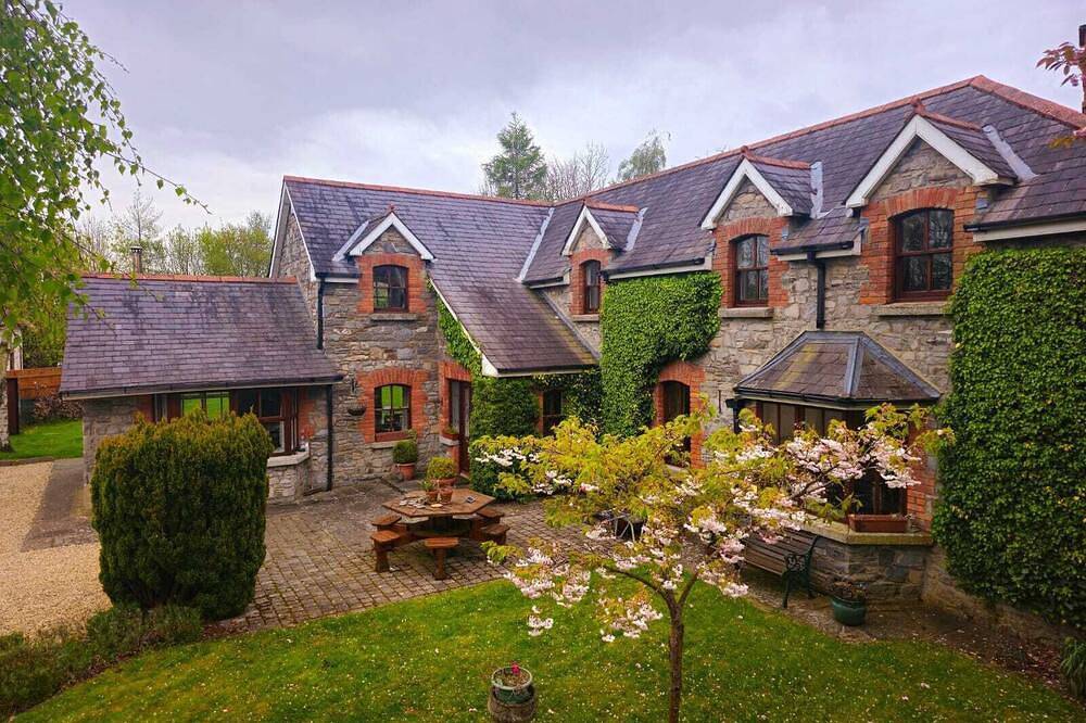 Beautiful Countryside Home just outside Dublin City with Hot Tub in Dunboyne, Rathoath