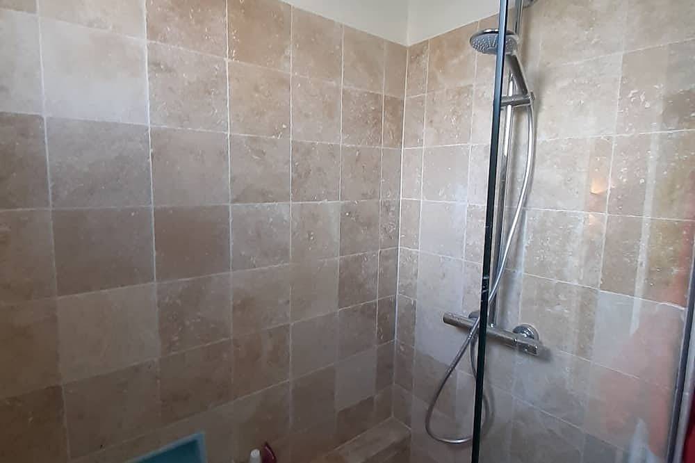 Appartement entier, Grande maison idéale pour deux couples in Velleron, Vaucluse