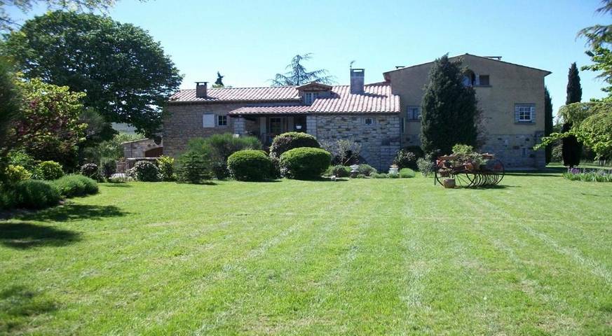 Location de vacances pour 8 personnes, avec piscine ainsi que jardin et vue, adapté aux familles à Villeneuve-de-Berg - 3