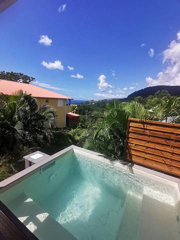 Location de vacances pour 5 personnes, avec jardin ainsi que terrasse et piscine à Bouillante