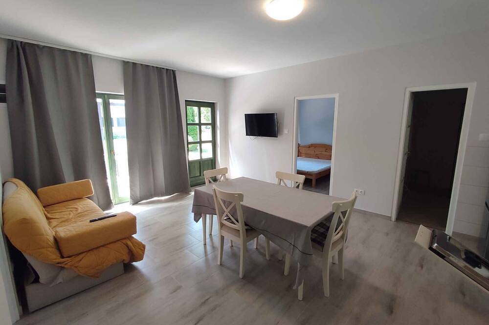 Ganze Wohnung, Ferienwohnung mit Pool und Klimaanlage am Wasser in Balatonudvari, Balatonfüredi járás