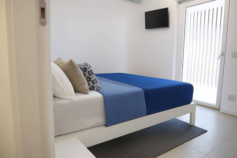 Deluxe Penthouse 2 Bed + S-Sofa. Exclusive access to the roof terrace/whirlpool. in Cirò Marina, Golfe de Tarente