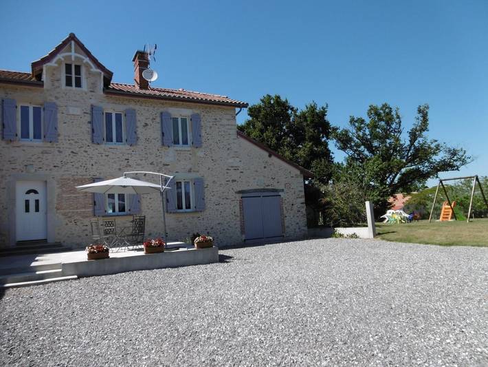 Gîte pour 4 personnes, avec Terrasse et Jardin ainsi que Piscine et Vue