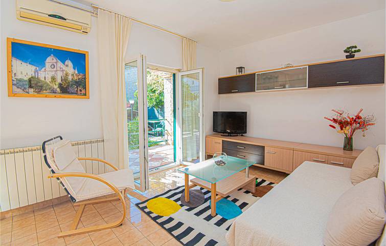 Ganze Ferienwohnung, Geräumige 2-Zimmer-Wohnung mit Terrasse, WLAN und 600 m zum Strand in Brodarica, Šibenik-Knin