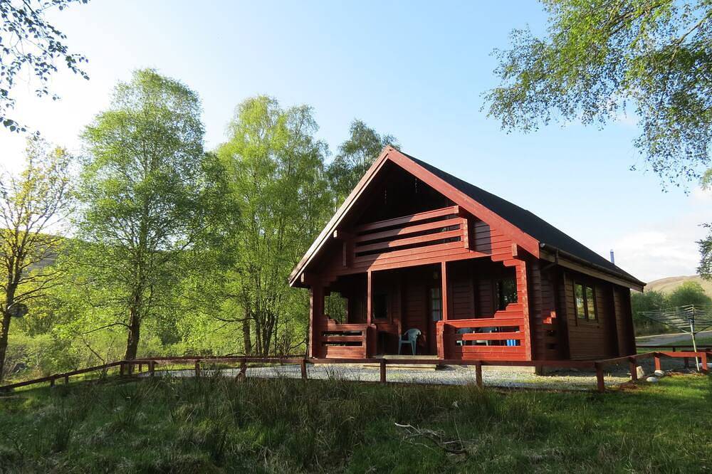 Pine Lodge Cosy Cabin With 2 Bedrooms. Open all year. 15 miles from Fort William in Highlands