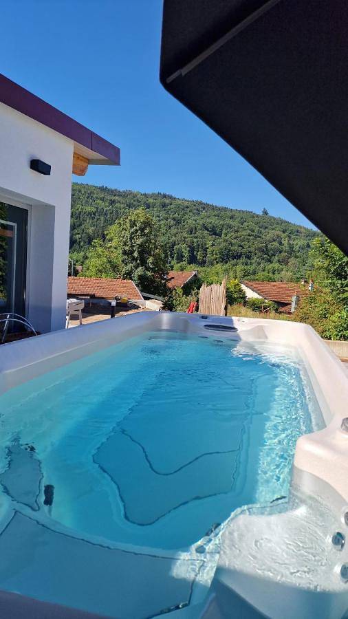 Gîte pour 9 personnes, avec Balcon et Terrasse ainsi que Jacuzzi et Jardin à Laveline-du-Houx