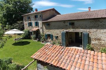 Cottage pour 2 personnes, avec jardin à Auzelles