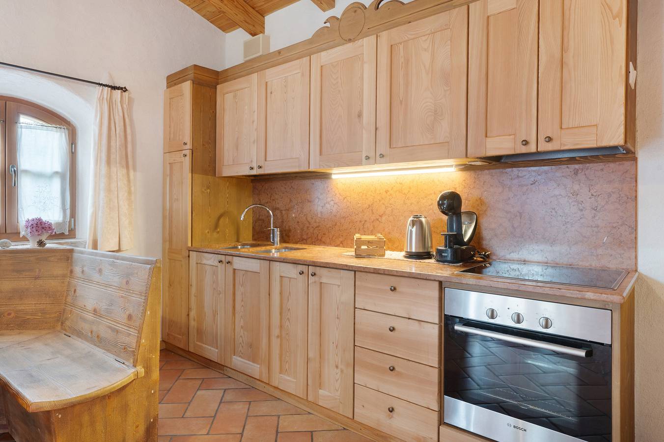 Appartamento intero, Appartamento 'Red' con vista sulle montagne, giardino in comune e Wi-Fi in Coredo, Predaia