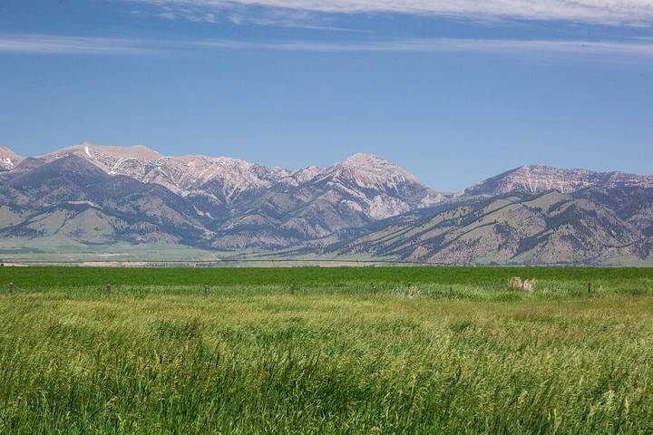 Lodge for 10 people, with yard in Montana