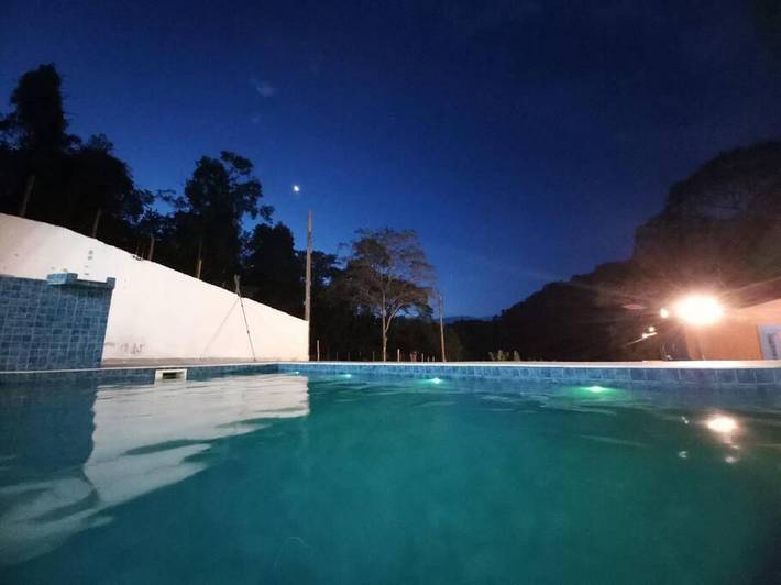 Casas e apartamentos de temporada para 16 pessoas, com terraço e piscina, com animais de estimação em Nazaré Paulista
