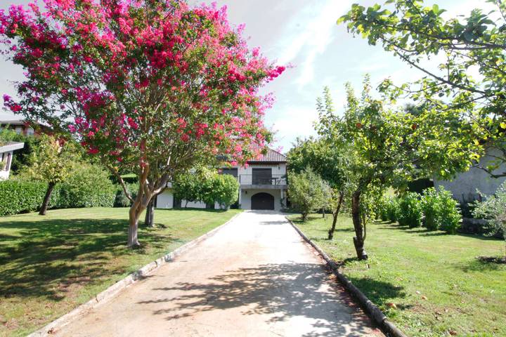 Location de vacances pour 8 personnes, avec vue sur le lac et jardin, adapté aux familles à Viviers-du-Lac - 4