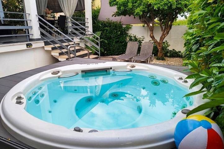 Ferienhaus für 5 Personen, mit Balkon und Whirlpool sowie Garten