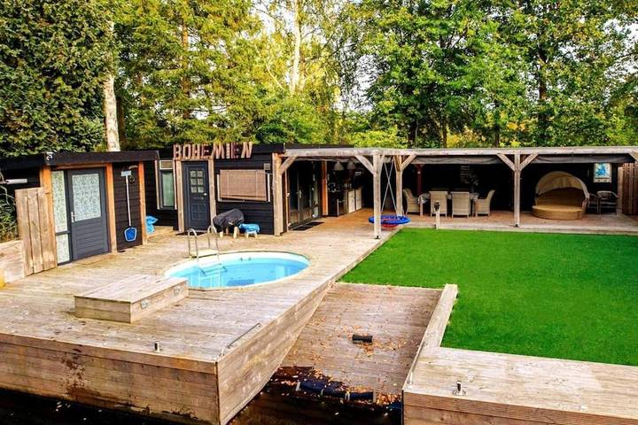Vakantiewoning voor 6 personen, with Terras and Tuin as well as Zwembad and Uitzicht in Loosdrecht