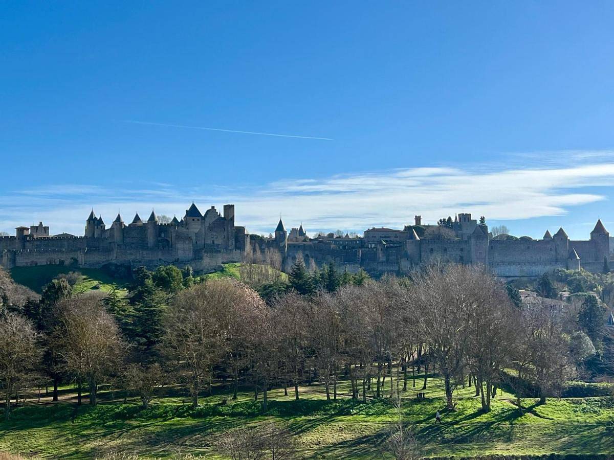 Appartement entier, Les Bellevue Cité "4 Apartments, 1 with Garden & Private Parking, Aircon, Wifi, Free Public Car Park, 1 km from Cité" in Carcassonne, Région de Carcassonne