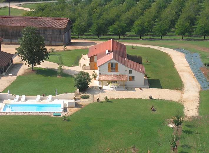 Gîte pour 4 personnes, avec jardin et terrasse ainsi que piscine et jacuzzi