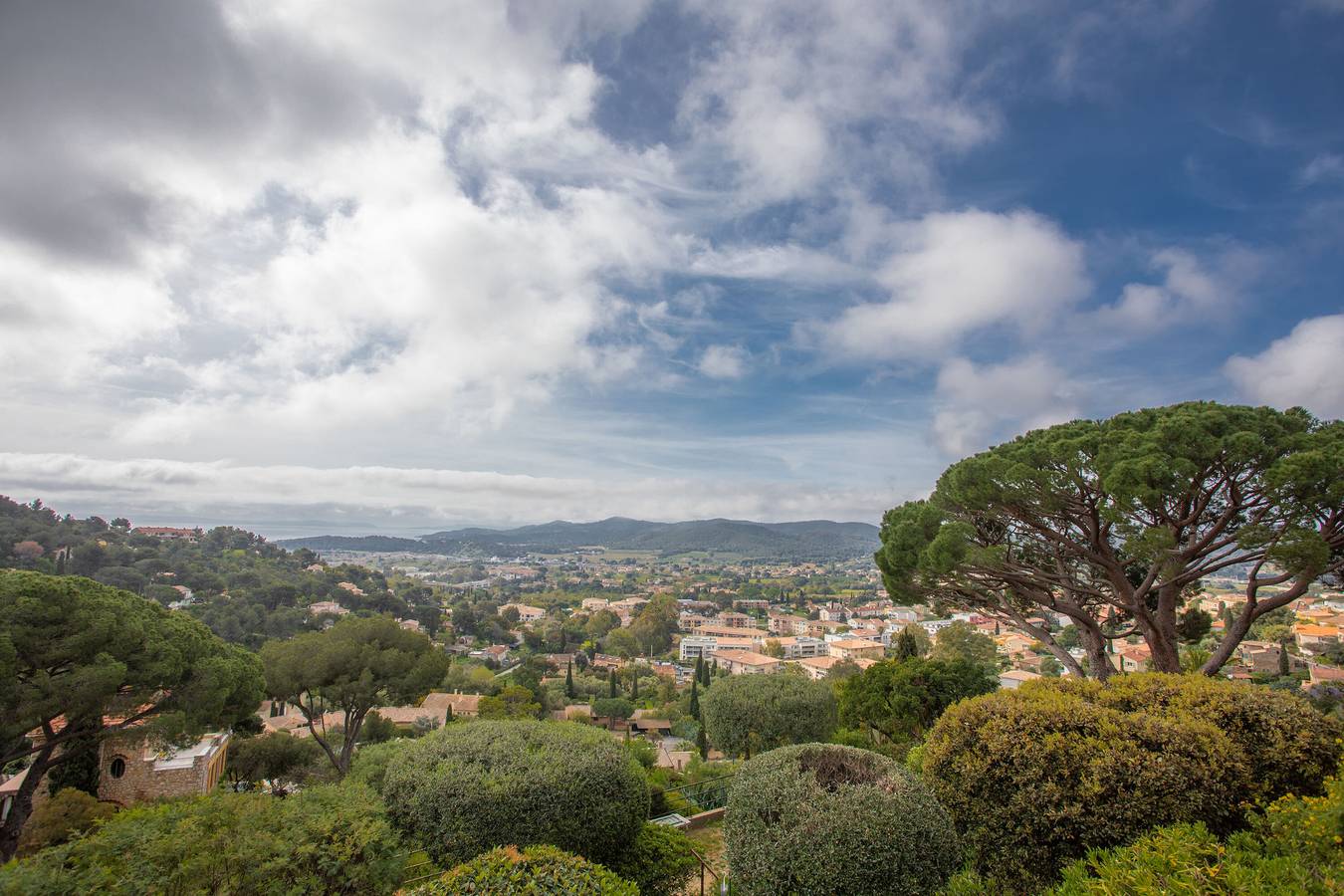 Appartement entier, Appartement 'Le Mas Berliat N°9' avec vue sur la mer, Wi-Fi et climatisation in Bormes-les-Mimosas, Région de Toulon