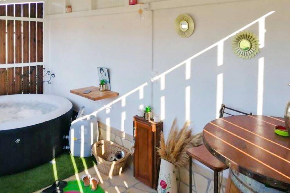 Beautiful (sta)caravan in Raphèle-les-Arles in Arles, Mediterranean Coast (France)