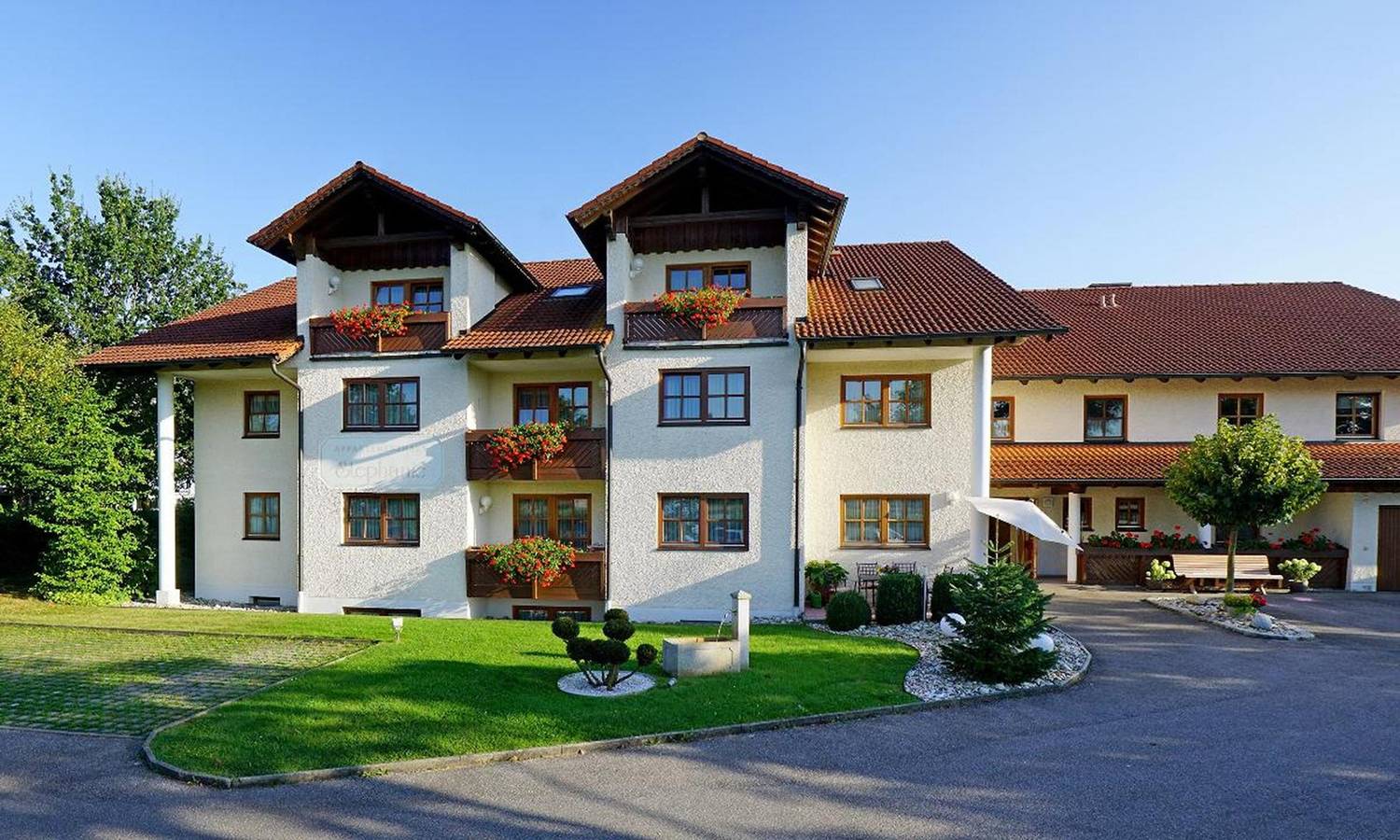 Appartementhaus Stephanie - 1-Zimmer-Appartement 3 und 103 (27qm) mit Balkon und Küchenzeile in Bad Füssing, Bayerische Golf und Thermenland